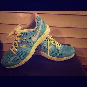 NIKE Dual Fusion Womens Sneakers Sz 8.5